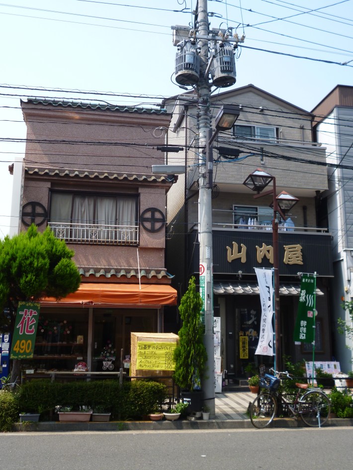 Poste de la luz cerca de la estación de Nippori, en el barrio de Arakawa, Tokio