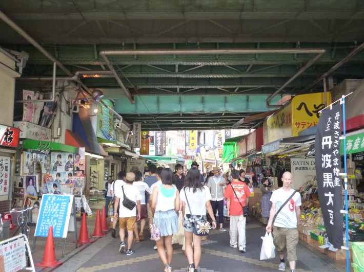 Bajo las vías de la Yamanote Sen