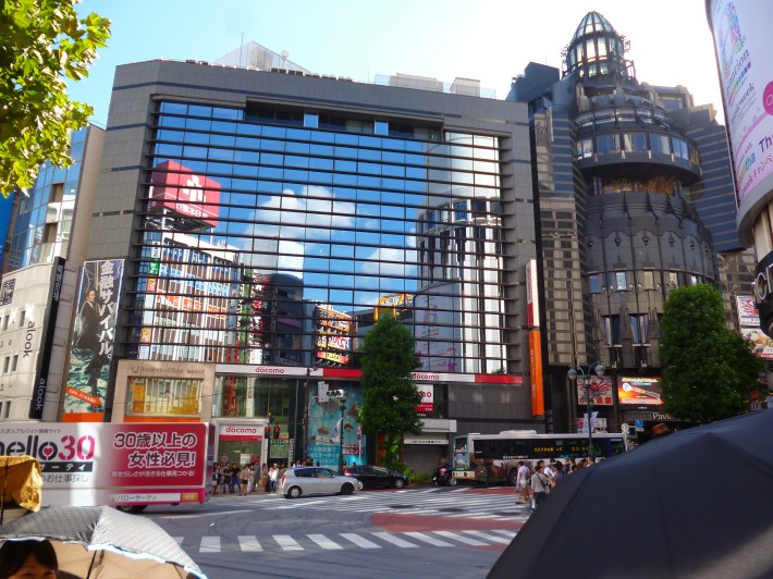 Publicidad en los edificios comerciales de Shibuya, Tokio