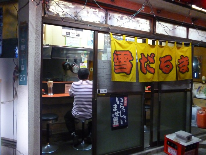 El daruma de la nieve: tienda triángulo de ramen en Nakano-ku