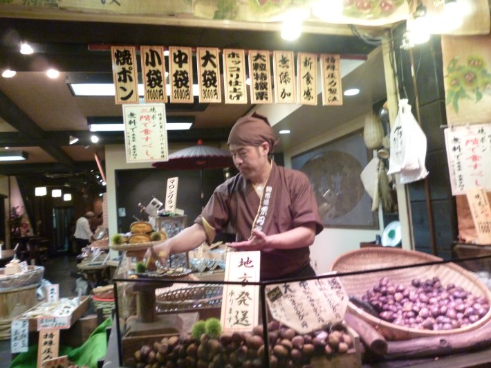 Tienda de castañas en Nishiki Ichiba Kioto