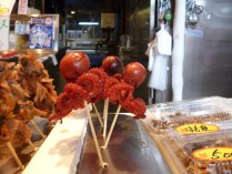 Chupa chups de minipulpo en Nishiki Ichiba Kioto