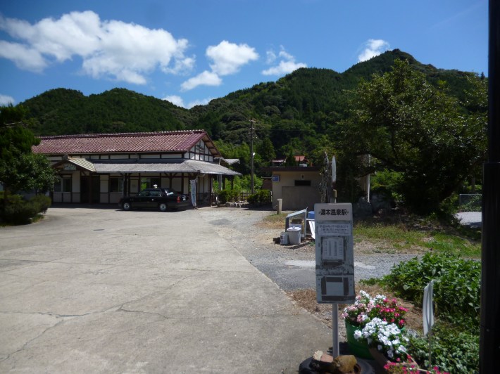 Si, esa paleta sujeta con un neumático era la parada del autobús