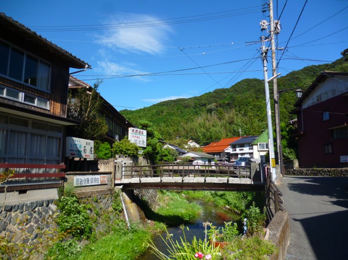 Pueblo termal en las montañas