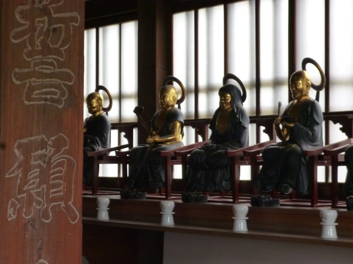 Detalle de figuras dentro de un templo de la zona de Terajima