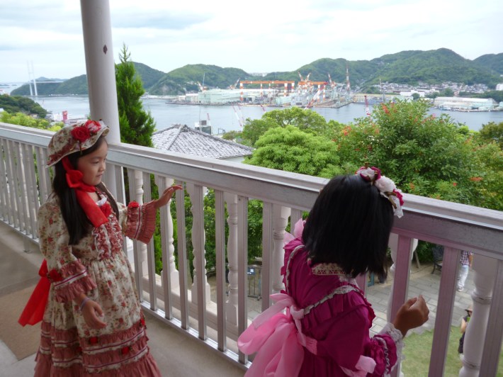 Niñas disfrazadas en Clover Garden