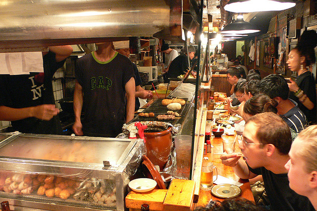 Vista de la barra en la izakaya Oh Taisho