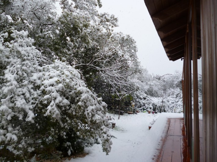 Engawa nevado. Mi casa en El Jardinito, Sierra de Córdoba