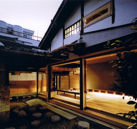 Engawa de una casa japonesa. Arquitecto: Tadashi Yoshimura. Fotografía: Hitoshi Kawamoto. Vía dezeen.com