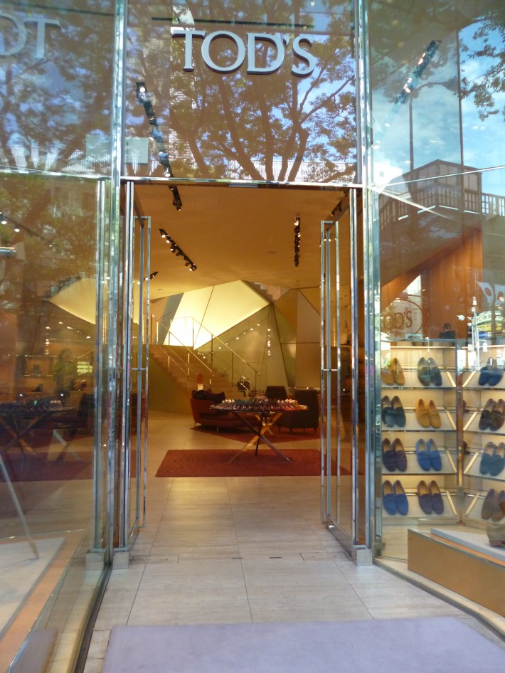 Entrada a tienda Tods Omotesando, de Toyo Ito