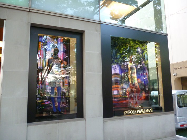 Escaparate de la tienda de Emporio Armani Omotesando
