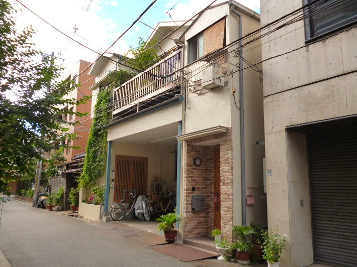 Casa de la familia Matsumoto en el barrio Bunkyo de Tokio. La parte baja solía ser la imprenta familiar