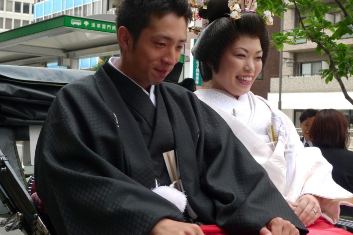 Imagen de boda cerca de Asakusa, novios en Palanquín