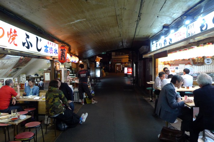 Yatais bajo las vías