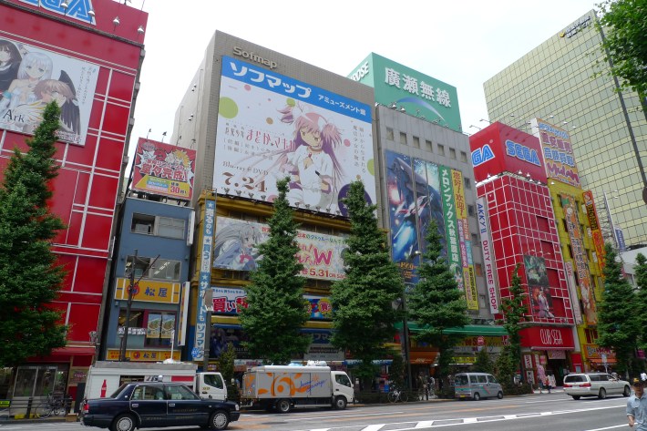 Edificios tematizados con lo último en manga, videojuegos y tecnología. Chûo Dôri en Akihabara.