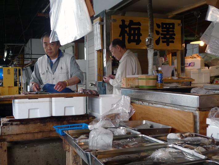 Pescaderos preparando los cortes de sus piezas
