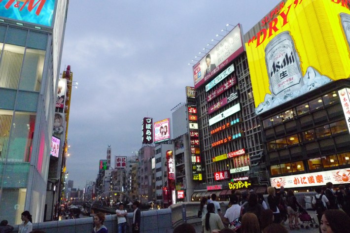 Anocheciendo en Dôtonburi