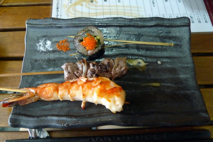 Langostino, pinchito de carne y pincho con huevas