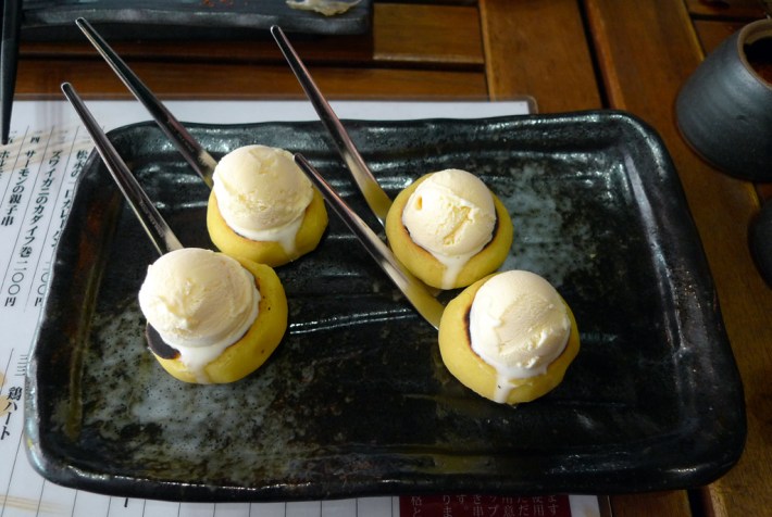 De postre helado de vainilla en buñuelo de batata