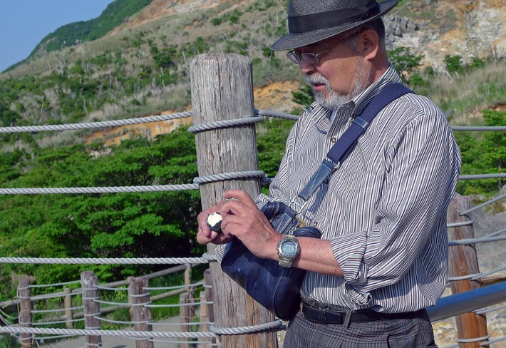 Turista japonés comiendo Kuro Tamago