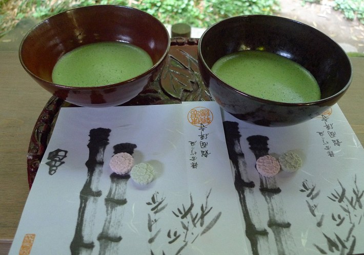 Matcha en la casa de té del bosque de bambú en Hokokuji