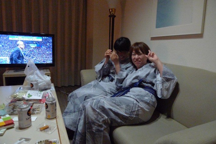 Yôko y Yumi en yukata después del baño