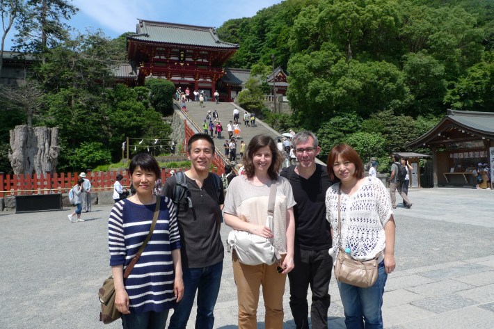 Delante de Tsurugaoka Hachimangu (Yôko, Yasu, Rosa, Nacho y Yumi)