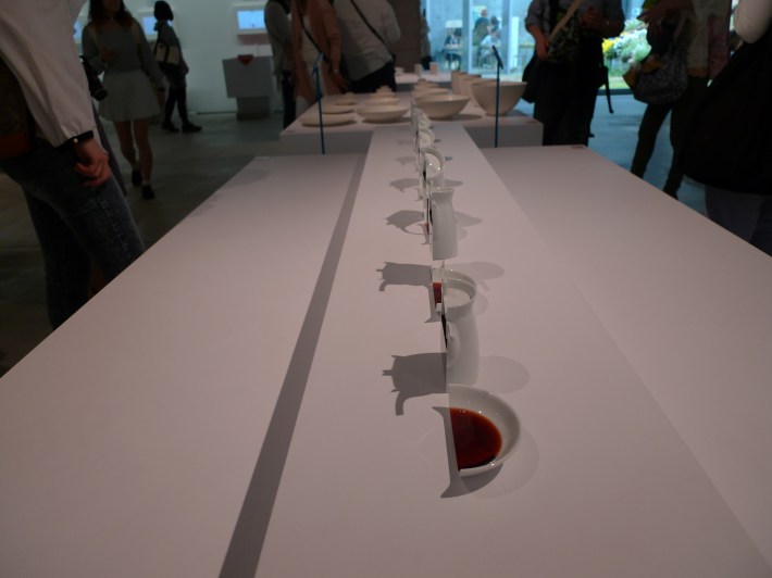 Instalación con plato y jarra de salsa de soja