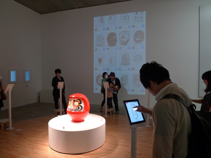 Dibujando Darumas que se van proyectando en la pared