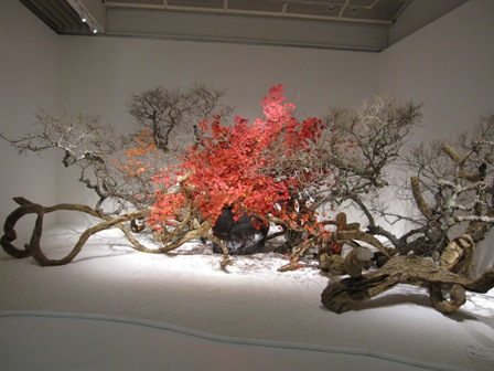Pieza de la exposición anual sôgetsu 2011 con hojas de arce y viñas de wisteria