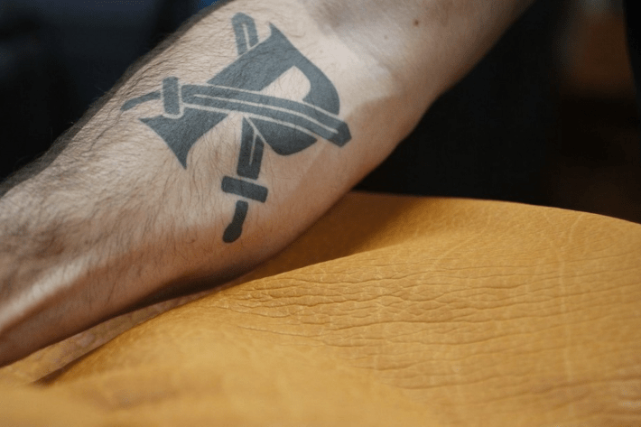 Imagen gráfica de la marca tatuada. Vía web de Parabellum ©