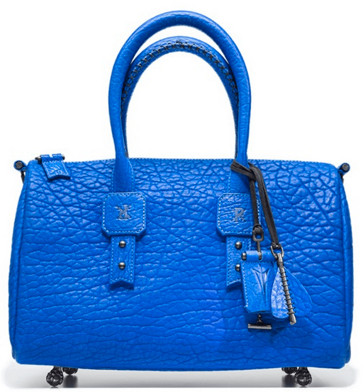 Modelo del bolso con acabados de pluma de flecha. Vía web de Parabellum©