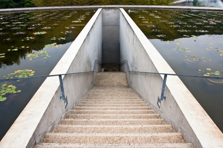Entrada al templo del agua: Honpukuji. Tadao Ando. Foto via kwc.org